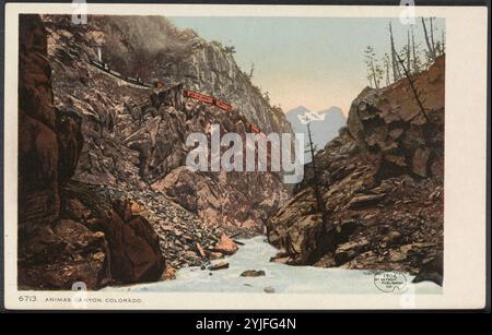 Animas Canyon, Colorado. Künstler: William Henry Jackson (Amerikaner, 1843–1942). Abmessungen: Bild: 8,1 x 12,3 cm (3 3/16 x 4 13/16 Zoll) 8,9 x 14 cm (1/2 x 1/2 Zoll) Rahmen: 27,9 x 35,6 cm Herausgeber: Detroit Publishing Company (Usa). Datum: 1906. Um die Wende des 20. Jahrhunderts entwickelten Drucker ausgeklügelte Farbprozesse, die Schwarzweiß-Fotografien in tief gesättigte Chromolithografien verwandeln konnten, die in verschiedenen Formaten erstellt wurden, von Postkarten bis hin zu großen Panoramen. Die Fotografien, die als Grundlage für diese Werbedrucke verwendet wurden, waren nicht nur farbig... Stockfoto