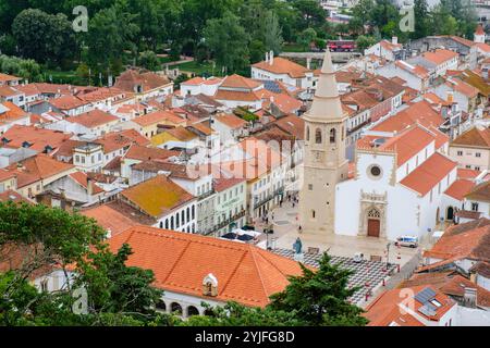 Kirche St. Johannes des Täufers, Platz der Republik, Skyline der Ritter-Tempelstadt Tomar, Bezirk Santarém, Portugal Stockfoto