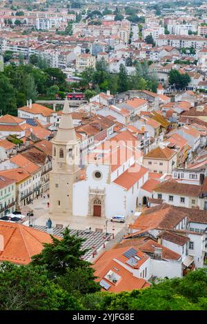 Kirche St. Johannes des Täufers, Platz der Republik, Skyline der Ritter-Tempelstadt Tomar, Bezirk Santarém, Portugal Stockfoto