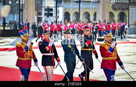 Lima, Peru. November 2024. Der chinesische Präsident Xi Jinping nimmt am 14. November 2024 an einer großen Begrüßungszeremonie Teil, die von der peruanischen Präsidentin Dina Boluarte in Lima, Peru, veranstaltet wird. Quelle: Zhai Jianlan/Xinhua/Alamy Live News Stockfoto