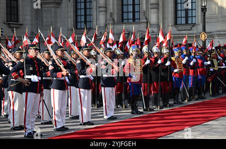 Lima, Peru. November 2024. Der chinesische Präsident Xi Jinping nimmt am 14. November 2024 an einer großen Begrüßungszeremonie Teil, die von der peruanischen Präsidentin Dina Boluarte in Lima, Peru, veranstaltet wird. Quelle: Xie Huanchi/Xinhua/Alamy Live News Stockfoto