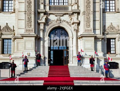 Lima, Peru. November 2024. Der chinesische Präsident Xi Jinping nimmt am 14. November 2024 an einer großen Begrüßungszeremonie Teil, die von der peruanischen Präsidentin Dina Boluarte in Lima, Peru, veranstaltet wird. Quelle: Li Xueren/Xinhua/Alamy Live News Stockfoto