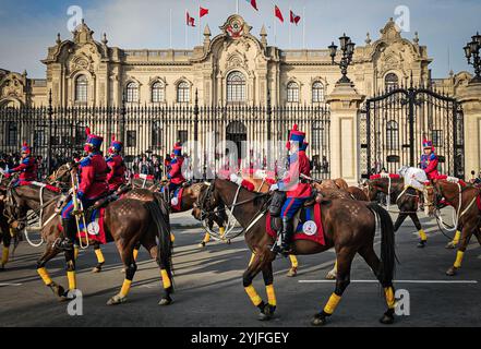 Lima, Peru. November 2024. Der chinesische Präsident Xi Jinping nimmt am 14. November 2024 an einer großen Begrüßungszeremonie Teil, die von der peruanischen Präsidentin Dina Boluarte in Lima, Peru, veranstaltet wird. Quelle: Li Muzi/Xinhua/Alamy Live News Stockfoto