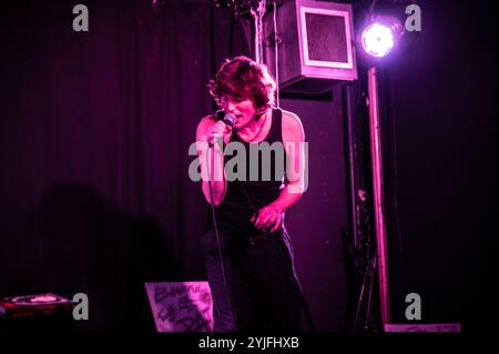 London, Vereinigtes Königreich. November 2024. Der Trampolene-Sänger und Dichter Jack Jones spielt Material von seinem kürzlich veröffentlichten selbstbetitelten Soloalbum . Cristina Massei/Alamy Live News. Stockfoto