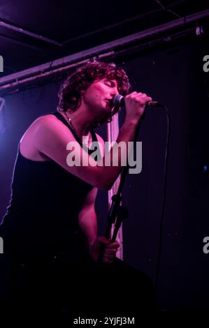 London, Vereinigtes Königreich. November 2024. Der Trampolene-Sänger und Dichter Jack Jones spielt Material von seinem kürzlich veröffentlichten selbstbetitelten Soloalbum . Cristina Massei/Alamy Live News. Stockfoto