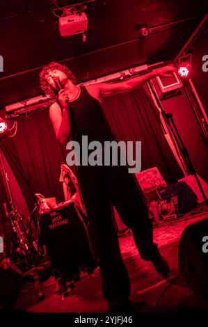 London, Vereinigtes Königreich. November 2024. Der Trampolene-Sänger und Dichter Jack Jones spielt Material von seinem kürzlich veröffentlichten selbstbetitelten Soloalbum . Cristina Massei/Alamy Live News. Stockfoto