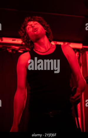 London, Vereinigtes Königreich. November 2024. Der Trampolene-Sänger und Dichter Jack Jones spielt Material von seinem kürzlich veröffentlichten selbstbetitelten Soloalbum . Cristina Massei/Alamy Live News. Stockfoto