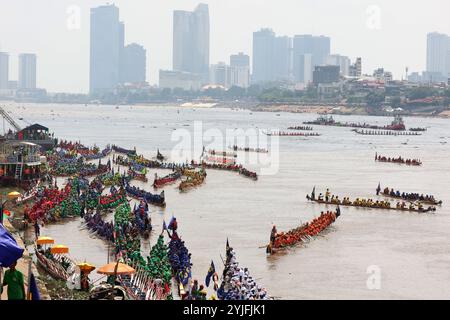 Phnom Penh. November 2024. Die Teilnehmer versammeln ihre Boote während des Wasserfestivals am 14. November 2024 im Tonle SAP River in Phnom Penh, Kambodscha. Kambodscha begann am Donnerstag, das jährliche Wasserfestival mit aufregenden Drachenbootreennen zu feiern, die Zehntausende von Zuschauern aus dem ganzen Land anlocken. Das Festival ist eines der freudigsten Festivals in Südostasien, und Bootsrennen sind das Herzstück des dreitägigen Festivals, das bis Samstag dauert. Quelle: Sovannara/Xinhua/Alamy Live News Stockfoto