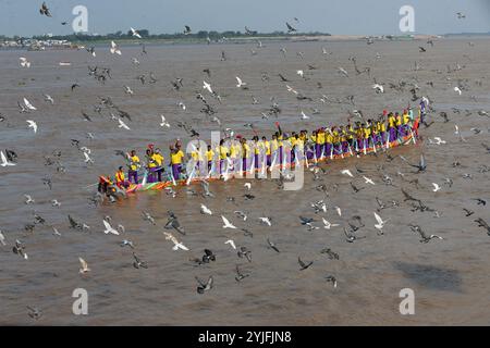 Phnom Penh. November 2024. Die Teilnehmer fahren am 14. November 2024 auf dem Wasserfestival im Tonle SAP River in Phnom Penh, Kambodscha. Kambodscha begann am Donnerstag, das jährliche Wasserfestival mit aufregenden Drachenbootreennen zu feiern, die Zehntausende von Zuschauern aus dem ganzen Land anlocken. Das Festival ist eines der freudigsten Festivals in Südostasien, und Bootsrennen sind das Herzstück des dreitägigen Festivals, das bis Samstag dauert. Quelle: Phearum/Xinhua/Alamy Live News Stockfoto