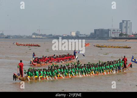 Phnom Penh. November 2024. Die Teilnehmer fahren am 14. November 2024 auf dem Wasserfestival im Tonle SAP River in Phnom Penh, Kambodscha. Kambodscha begann am Donnerstag, das jährliche Wasserfestival mit aufregenden Drachenbootreennen zu feiern, die Zehntausende von Zuschauern aus dem ganzen Land anlocken. Das Festival ist eines der freudigsten Festivals in Südostasien, und Bootsrennen sind das Herzstück des dreitägigen Festivals, das bis Samstag dauert. Quelle: Phearum/Xinhua/Alamy Live News Stockfoto