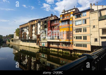 Castres Stadtbild mit alten bunten Häusern entlang des Flusses Agout Stockfoto