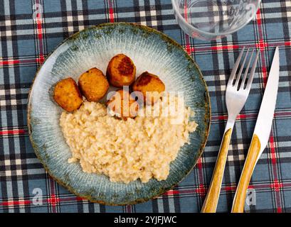 Fleischbällchen Albondigas mit Haferbrei Stockfoto