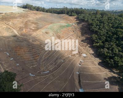 Strohwattles auf einem Hügel als Erosionskontrolle auf einer Baustelle an einem Hügel in Kalifornien, USA, aus der Vogelperspektive über Drohnen. Stockfoto