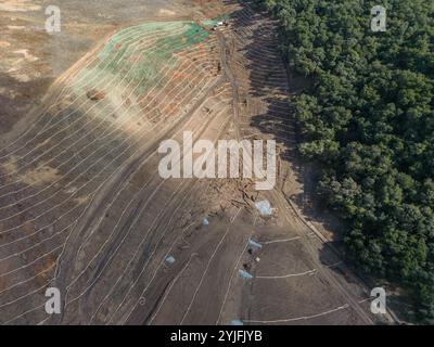 Strohwattles auf einem Hügel als Erosionskontrolle auf einer Baustelle an einem Hügel in Kalifornien, USA, aus der Vogelperspektive über Drohnen. Stockfoto