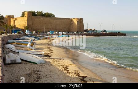 Stadt Hammamet in Tunesien. Blick auf das alte Fort, die Küste und die Fischerboote Stockfoto