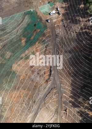 Strohwattles auf einem Hügel als Erosionskontrolle auf einer Baustelle an einem Hügel in Kalifornien, USA, aus der Vogelperspektive über Drohnen. Stockfoto