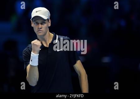 Turin, Italien. 14. November 2024. Jannik Sinner aus Italien feiert während seines Runden-robin-Einzelspiels gegen Daniil Medwedew aus Russland am fünften Tag des Nitto ATP Finals. Jannik Sinner gewann das Spiel mit 6:3, 6:4. Quelle: Nicolò Campo/Alamy Live News Stockfoto