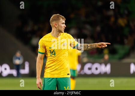 Melbourne, Australien. November 2024. Riley Mcgree (Australien) gibt seinem Team während der dritten Runde des Qualifikationsspiels der FIFA-Weltmeisterschaft 2026 zwischen Australien Socceroos und Saudi-Arabien im Melbourne Rectangular Stadium eine Geste. Endpunktzahl; Australien 0:0 Saudi-Arabien Credit: SOPA Images Limited/Alamy Live News Stockfoto