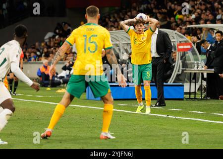 Melbourne, Australien. November 2024. Jordan Bos aus Australien (R) wurde in der dritten Runde des Qualifikationsspiels der FIFA-Weltmeisterschaft 2026 zwischen Australien Socceroos und Saudi-Arabien im Melbourne Rectangular Stadium im Einsatz gesehen. Endpunktzahl; Australien 0:0 Saudi-Arabien Credit: SOPA Images Limited/Alamy Live News Stockfoto