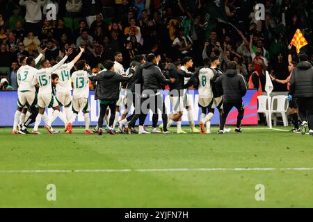 Melbourne, Australien. November 2024. Das saudische Team steht dem Linienrichter gegenüber, nachdem während der dritten Runde des Qualifikationsspiels der FIFA-Weltmeisterschaft 2026 zwischen Australien Socceroos und Saudi Arabien im Melbourne Rectangular Stadium ein Tor verwehrt wurde. Endpunktzahl; Australien 0:0 Saudi-Arabien Credit: SOPA Images Limited/Alamy Live News Stockfoto