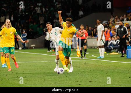Melbourne, Australien. November 2024. Kusini Yengi aus Australien (R) mit Sultan Al Ghannam aus Saudi-Arabien (L) in der dritten Runde des Qualifikationsspiels der FIFA-Weltmeisterschaft 2026 zwischen Australien Socceroos und Saudi-Arabien im Melbourne Rectangular Stadium. Endpunktzahl; Australien 0:0 Saudi-Arabien (Foto: George Hitchens/SOPA Images/SIPA USA) Credit: SIPA USA/Alamy Live News Stockfoto