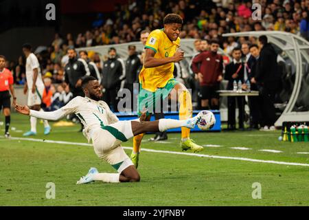 Melbourne, Australien. November 2024. Kusini Yengi aus Australien (R) und Hassan Al Tambakti aus Saudi-Arabien (L) in der dritten Runde des Qualifikationsspiels der FIFA-Weltmeisterschaft 2026 zwischen Australien Socceroos und Saudi-Arabien im Melbourne Rectangular Stadium. Endpunktzahl; Australien 0:0 Saudi-Arabien (Foto: George Hitchens/SOPA Images/SIPA USA) Credit: SIPA USA/Alamy Live News Stockfoto