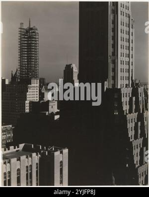 Aus meinem Fenster im Shelton, North. Künstler: Alfred Stieglitz (Amerikaner, Hoboken, New Jersey 1864-1946 New York). Abmessungen: 24,2 x 19,2 cm (9 1/2 x 7 9/16 Zoll). Datum: 1931. Stieglitz nahm den Bau der Wolkenkratzer von Midtown Manhattan aus den Fenstern seiner Galerie und seiner nahegelegenen Wohnung in den Shelton Towers auf. Seine Fotografien scheinen nicht das erstaunliche Wachstum neuer Gebäude zu zelebrieren, sondern fast geologische Beständigkeit und Stabilität: „Die Millionen Gebäude mit Fenstern auf der schmalen Insel werden glitzern, Pyramide auf Pyramide...“, wie John Dos Passos schrieb. Stockfoto