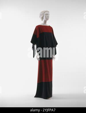 Abendkleid. Kultur: Französisch. Designer: Paul Poiret (Französisch, Paris 1879-1944 Paris). Datum: 1922-23. Während des ersten Jahrzehnts des 20. Jahrhunderts initiierte Paul Poiret einen modischen Wandel, als er die wespenbesetzte Silhouette für veraltet erklärte und die säulenförmige Form des hochgeschnittenen Directoire-Revival-Kleides die Vogue machte. Allein dieser Abwurf des Korsetts machte Poiret zu einem der wichtigsten und einflussreichsten Designer bis heute. In diesem zweiteiligen Abendkleid ergibt Poirets Interesse an dem „befreienden“ Stil und dem Schnitt nicht-westlicher regionaler Kleidung ein Peplos-ähnliches Ensemble. Zwei s Stockfoto