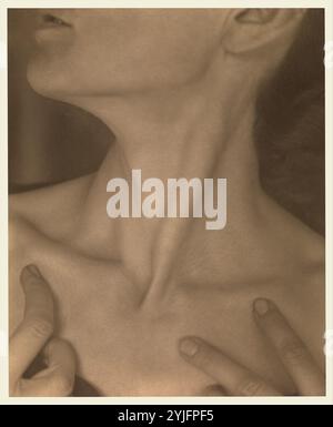 Georgia O'Keeffe - Hals. Künstler: Alfred Stieglitz (Amerikaner, Hoboken, New Jersey 1864-1946 New York). Abmessungen: 23,6 x 19,2 cm (9 5/16 x 7 9/16 Zoll). Datum: 1921. Diese Fotografie, eines von mehr als 300 Bildern, die Stieglitz zwischen 1917 und 1937 von O’Keeffe (1887–1986) gemacht hat, ist Teil eines außergewöhnlichen Kompositporträts. Stieglitz war der Ansicht, dass Porträts mehr als nur das Gesicht betrafen und dass sie eine Aufzeichnung der gesamten Erfahrung eines Menschen sein sollten, ein Mosaik aus expressiven Bewegungen, Emotionen und Gesten, die zusammen wirken würden, um ein Leben zu evozieren. "Um das Porträt zu fordern Stockfoto