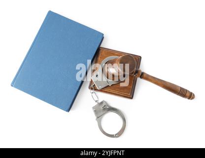 Handschellen, Hammer und Buch isoliert auf weiß, Blick von oben Stockfoto