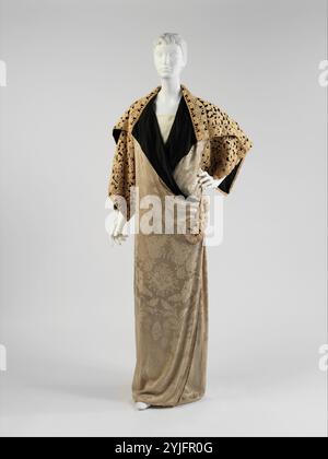 Opernmantel. Kultur: Französisch. Designer: Paul Poiret (Französisch, Paris 1879-1944 Paris). Datum: 1911. Paul Poirets Entwürfe der 1910er Jahre verließen sich nicht auf Schneidereien, sondern auf Drapiertechniken. Dieser Ansatz führte zu weichen, fließenden Formen, die locker vom Körper hingen, eine Abkehr von exakt geformten Musterstücken, die den übertriebenen Konturen einer korsettierten Figur angepasst wurden. Poiret war ein einflussreicher Befürworter der Aufgabe des Korsetts. In seinen Bemühungen, Kleidung zu entwerfen, die den Körper befreite, wandte er sich antiken und östlichen Kleidungsformen zu, fi Stockfoto