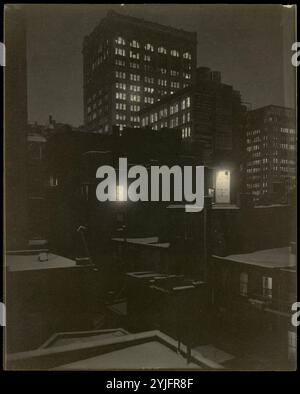 Vom hinteren Fenster - 291. Künstler: Alfred Stieglitz (Amerikaner, Hoboken, New Jersey 1864-1946 New York). Abmessungen: 25,1 x 20,2 cm (9 7/8 x 7 15/16 Zoll). Datum: 1915. Um die Jahrhundertwende ließ Stieglitz durch seine Aufgaben als Galeristen, Verleger, Herausgeber und Promoter wenig Zeit zum Fotografieren. Als ihn jedoch die Stimmung traf, die um 1915 mit einer gewissen Frequenz zu geschehen begann, schaute er nicht weit weg, sondern fotografierte seine Kollegen in der Galerie und der Blick von seinem Fenster mit modernistischer Strenge übertroffen nur von Strand. Museum: Metropolitan Museum of Art, New York, USA. Stockfoto