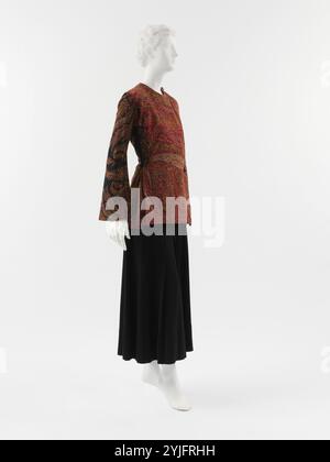 Jacke. Kultur: Französisch. Designer: Paul Poiret (Französisch, Paris 1879-1944 Paris). Datum: 1912. Poirets Jacke verbindet sein Interesse am Neoklassizismus und Orientalismus, indem er auf die Mode aus dem frühen nineteenth­-Jahrhundert anspielt, die schieren Kleider im griechischen Stil mit Paisley-Tüchern zu bedecken, die aus dem Osten importiert wurden. Außerdem formte er die Jacke mit einem abbrechenden Schößchen im Stil osmanischer Tuniken. Die breiten Ärmelbündchen in einer subtilen Anspielung verweisen auch auf exotisches Kleid. Im Gegensatz zu vielen seiner Designs aus dem Jahr 1912, die eine hohe Silhouette haben, hat diese Jacke eine Taille, die o ist Stockfoto