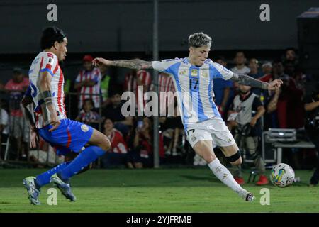 Buenos Aires, Argentinien - 14. November 2024: Die argentinische Fußballnationalmannschaft steht in einem wichtigen Qualifikationsspiel für die Weltmeisterschaft im Estadio Monumental gegen Paraguay. Unter der Leitung von Coach Lionel Scaloni sind neben anderen Schlüsselfiguren auch Stars wie Lionel Messi und das junge Talent Alejandro Garnacho vertreten. Argentinien will seine starke Leistung in den Qualifikationsspielen mit einer starken Aufstellung, die von leidenschaftlichen Heimfans unterstützt wird, ausbauen. (Foto von Sebastian Guelli / UNAR Photo)/Alamy Live News Stockfoto