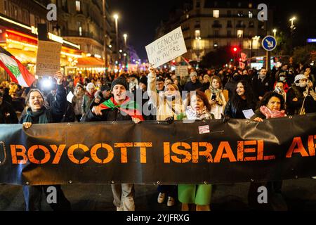 Während der pro-palästinensischen Demonstration gegen die Organisation der pro-israelischen Gala "Israel ist für immer" in Paris halten Demonstranten ein Banner mit der Aufschrift "Israel boykottiert Israel". Tausende von Menschen demonstrierten in Paris gegen die Gala, die von der extremen Rechten zur Unterstützung Israels organisiert wurde: „Israel ist für immer“. Die Kundgebung wurde von linken Parteien und Gewerkschaften, linksgerichteten jüdischen Bewegungen und pro-palästinensischen Gruppen organisiert. Bezalel Smotrich, der israelische Finanzminister, bekannt für seine extremen Positionen im Gazastreifen, der an der Veranstaltung teilnehmen sollte, wurde am Ende abgesagt Stockfoto