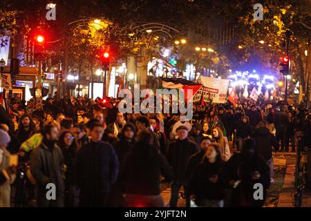 Riesige Menschenmenge, die sich während der pro-palästinensischen Demonstration gegen die Organisation der pro-israelischen Gala "Israel ist für immer" in Paris auf den Straßen von Paris versammelte. Tausende von Menschen demonstrierten in Paris gegen die Gala, die von der extremen Rechten zur Unterstützung Israels organisiert wurde: „Israel ist für immer“. Die Kundgebung wurde von linken Parteien und Gewerkschaften, linksgerichteten jüdischen Bewegungen und pro-palästinensischen Gruppen organisiert. Bezalel Smotrich, der israelische Finanzminister, bekannt für seine extremen Positionen im Gazastreifen, der an der Veranstaltung teilnehmen sollte, hat am Ende Hi abgesagt Stockfoto