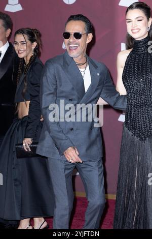 Miami, Usa. November 2024. Marc Anthony und seine Frau Nadia Ferreira gehen auf dem roten Teppich während der 25. Latin Grammy 2024 Awards und Show im Kaseya Center in Miami, Florida am Donnerstag, den 14. November 2024. Foto: Gary i Rothstein/UPI Credit: UPI/Alamy Live News Stockfoto