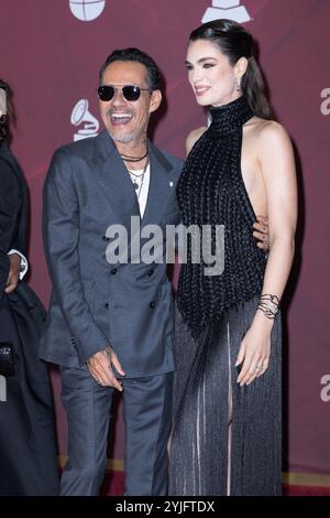 Miami, Usa. November 2024. Marc Anthony und seine Frau Nadia Ferreira gehen auf dem roten Teppich während der 25. Latin Grammy 2024 Awards und Show im Kaseya Center in Miami, Florida am Donnerstag, den 14. November 2024. Foto: Gary i Rothstein/UPI Credit: UPI/Alamy Live News Stockfoto