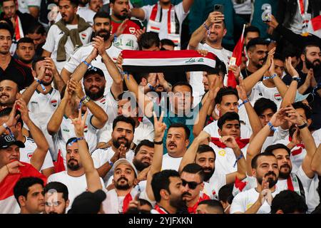 Basra, Irak. November 2024. Die irakischen Fans jubeln beim Fußball-Qualifikationsspiel der FIFA Fussball-Weltmeisterschaft 2026 zwischen Irak und Jordanien im Basra International Stadium. Endergebnis Irak 0-0 Jordanien. Quelle: SOPA Images Limited/Alamy Live News Stockfoto