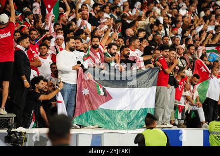 Basra, Irak. November 2024. Jordanische Fans jubeln beim Fußball-Qualifikationsspiel der FIFA Fussball-Weltmeisterschaft 2026 im Basra International Stadium. Endergebnis Irak 0-0 Jordanien. Quelle: SOPA Images Limited/Alamy Live News Stockfoto