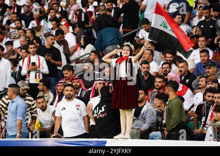 Basra, Irak. November 2024. Irakische Fans jubeln beim Fußball-Qualifikationsspiel der FIFA Fussball-Weltmeisterschaft 2026 im Basra International Stadium. Endergebnis Irak 0-0 Jordanien. Quelle: SOPA Images Limited/Alamy Live News Stockfoto