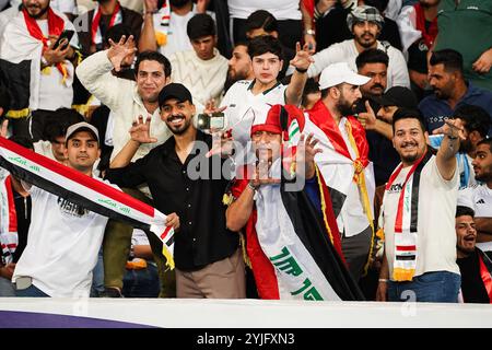 Basra, Irak. November 2024. Die irakischen Fans jubeln beim Fußball-Qualifikationsspiel der FIFA Fussball-Weltmeisterschaft 2026 zwischen Irak und Jordanien im Basra International Stadium. Endergebnis Irak 0-0 Jordanien. Quelle: SOPA Images Limited/Alamy Live News Stockfoto