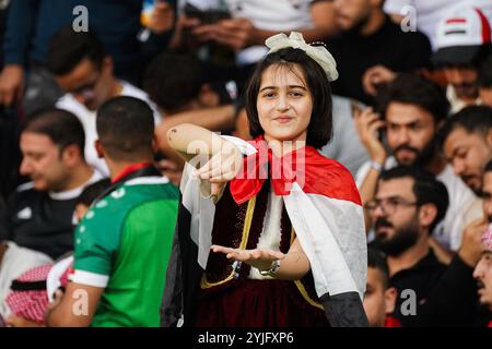 Basra, Irak. November 2024. Irakische Fans jubeln beim Fußball-Qualifikationsspiel der FIFA Fussball-Weltmeisterschaft 2026 im Basra International Stadium. Endergebnis Irak 0-0 Jordanien. Quelle: SOPA Images Limited/Alamy Live News Stockfoto