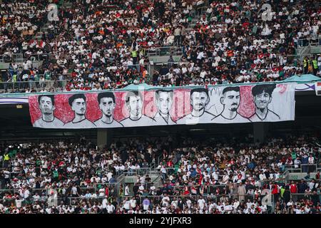 Basra, Irak. November 2024. Irakische Fans beim Fußball-Qualifikationsspiel der FIFA Fussball-Weltmeisterschaft 2026 zwischen Irak und Jordanien im Basra International Stadium. Endergebnis Irak 0-0 Jordanien. (Foto: Ismael Adnan/SOPA Images/SIPA USA) Credit: SIPA USA/Alamy Live News Stockfoto