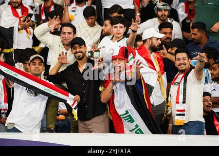 Basra, Irak. November 2024. Die irakischen Fans jubeln beim Fußball-Qualifikationsspiel der FIFA Fussball-Weltmeisterschaft 2026 zwischen Irak und Jordanien im Basra International Stadium. Endergebnis Irak 0-0 Jordanien. (Foto: Ismael Adnan/SOPA Images/SIPA USA) Credit: SIPA USA/Alamy Live News Stockfoto