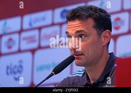 Asuncion, Paraguay. November 2024. Argentinien-Manager Lionel Scaloni spricht während der Pressekonferenz nach der Niederlage 2-1 im Spiel zwischen Paraguay und Argentinien für die 11. Runde der Qualifikation zur FIFA 2026 im Defensores del Chaco Stadium in Asuncion, Paraguay am 14. November 2024 Foto: Diana Carrillo/DiaEsportivo/Alamy Live News Credit: DiaEsportivo/Alamy Live News Stockfoto