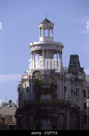 EDIFICIO GRASARTIGEN - EDIFICIO DE VIVIENDAS Y PIÑA SITUADO ENTRE LAS CALLES GRAN VIA Y CABALLERO DE GRACIA - 1916. Autor: LAREDO ELADIO. Ort: EDIFICIO Rasenfläche. Spanien. Stockfoto