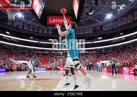 Raleigh, North Carolina, USA. November 2024. NOAH AMENHAUSER (21) ist im NCAA-Basketballspiel zwischen den Coastal Carolina Chanticleers und NC State Wolfpack im Lenovo Center in Raleigh, North Carolina, zu einem Layup aufgestiegen. (Kreditbild: © Israel Anta via ZUMA Press Wire) NUR REDAKTIONELLE VERWENDUNG! Nicht für kommerzielle ZWECKE!/Alamy Live News Stockfoto