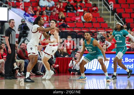 Raleigh, North Carolina, USA. November 2024. Der Wächter JAYDEN TAYLOR (8) des North Carolina State Wolfpack übergibt den Ball während des NCAA Männer Basketballspiels zwischen den Coastal Carolina Chanticleers und NC State Wolfpack im Lenovo Center in Raleigh, North Carolina. (Kreditbild: © Israel Anta via ZUMA Press Wire) NUR REDAKTIONELLE VERWENDUNG! Nicht für kommerzielle ZWECKE!/Alamy Live News Stockfoto