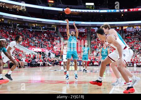 Raleigh, North Carolina, USA. November 2024. Coastal Carolina Chanticleers Guard JORDAN BATTLE (15) schießt einen Freiwurf während des NCAA Männer Basketballspiels zwischen den Coastal Carolina Chanticleers und NC State Wolfpack im Lenovo Center in Raleigh, North Carolina. (Kreditbild: © Israel Anta via ZUMA Press Wire) NUR REDAKTIONELLE VERWENDUNG! Nicht für kommerzielle ZWECKE!/Alamy Live News Stockfoto